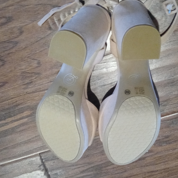 Chinese Laundry Nude Suede Stacked Platform Heels 8.5 New - Picture 5 of 6